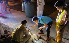 CSGT lao xuống ao sâu cứu hai học sinh đuối nước