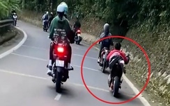 Thót tim cảnh thanh niên đầu trần nằm trên yên xe máy đổ đèo ở Ba Vì