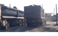 Quảng Ninh: Xe chở tro xỉ quần thảo đêm ngày trên đường khu dân cư