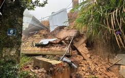 Sạt lở taluy ở Đà Lạt, một ô tô bị vùi lấp