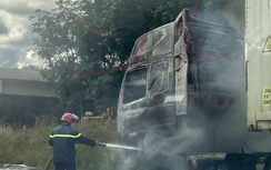 Cháy xe đầu kéo trên cao tốc Phan Thiết - Dầu Giây