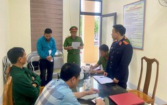 Vòi tiền chủ xe chở lợn, 2 nhân viên trạm kiểm dịch bị bắt tạm giam