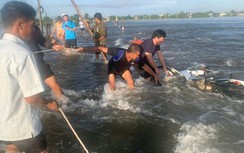 Cặp vợ chồng bị nước cuốn khi qua đoạn đường ngập lụt ở Thừa Thiên - Huế