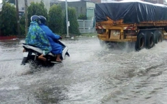 Đồng Nai: Mưa lớn, QL20 ngập hơn nửa mét, nước tràn vào nhà dân