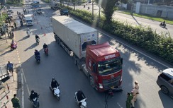 Người đàn ông bị cuốn vào gầm xe container tử vong thương tâm sau va chạm