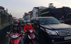 Rào chắn đường Âu Cơ để thi công, phương tiện cần lưu ý gì?