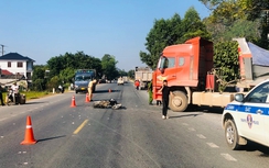 Xe máy đấu đầu xe đầu kéo khi đang chuyển hướng, một người tử vong
