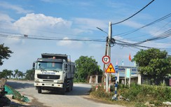Xe nghi quá tải nườm nượp ra vào bãi sông, đường đê ngập trong "bão bụi"