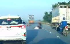 Hai học sinh đi xe máy thiếu quan sát đâm vào đuôi xe tải, bị xe khác chèn qua