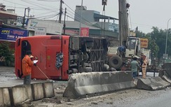 Ô tô lật nghiêng trên QL1A, chục hành khách may mắn thoát nạn