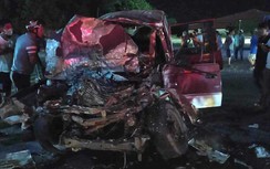 Ô tô biến dạng sau va chạm xe khách, tài xế tử vong tại chỗ