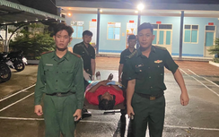 Bộ đội biên phòng ứng cứu 15 ngư dân bị chìm tàu trên biển