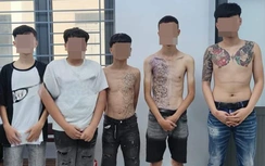 Nhóm thanh thiếu niên mang dao phóng lợn, ba chĩa diễu phố
