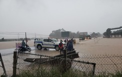 Mưa lớn, đường Hồ Chí Minh qua Hà Tĩnh ngập sâu nửa mét