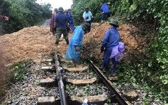 Khó thông đường sắt Bắc - Nam qua Hà Tĩnh trong ngày hôm nay