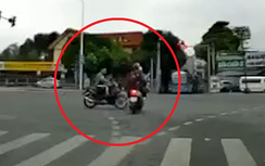 Không đội mũ bảo hiểm, nghênh ngang vượt đèn đỏ gây tai nạn giữa ngã tư