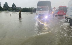 Mưa trắng trời, QL1 qua Quảng Ngãi ngập sâu, giao thông ách tắc