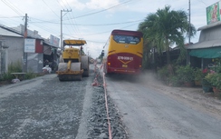 An Giang: Thi công đường gây bụi, dân che màn kín nhà