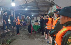 Nước lũ dâng nhanh, cụ ông qua đời không có nơi an táng