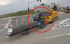Không nhường nhau qua ngã tư, 2 xe tải va chạm rồi lao thẳng vào loạt xe máy chờ đèn đỏ