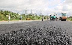 Thảm nhựa những km đầu tiên tại dự án cao tốc Mỹ Thuận - Cần Thơ