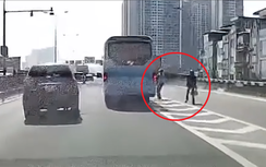 Nguy hiểm cảnh ô tô thản nhiên "bắt khách" trên đường vành đai 3