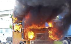 Xe đầu kéo bốc cháy ngùn ngụt trên cao tốc TP.HCM - Long Thành - Dầu Giây