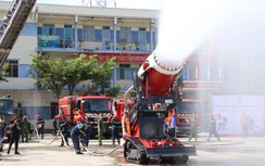 Người dân hào hứng leo xe thang, thực hành chữa cháy cùng công an Đà Nẵng