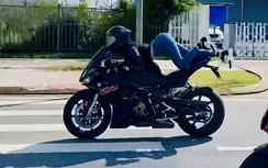 Công an mời người mẫu thả hai tay khi lái xe phân khối lớn lên làm việc