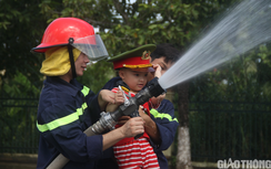 Người dân Bạc Liêu được trải nghiệm chữa cháy, cứu nạn