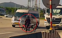 Người phụ nữ liều lĩnh vượt đèn đỏ sang đường, loạt xe tải phải "chào thua"