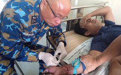 Nhà giàn DK1 cứu ngư dân bị cá chình cắn