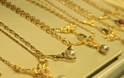 Giá vàng hôm nay 10/10: Vàng trong nước tiến sát ngưỡng 70 triệu đồng/lượng