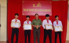 Khen thưởng bốn học sinh lớp 9 ở Long An phát hiện quả đạn pháo 105 ly