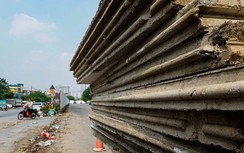 Dỡ tường rào bê tông chặn lối đi của dân trên đường Vành đai 2,5 Hà Nội