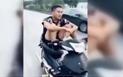 Đi xe mô tô bằng chân trên quốc lộ, nam thanh niên bị triệu tập