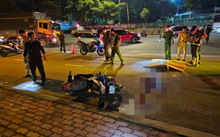 Tự tông vào cột đèn, hai người đi xe máy thương vong