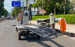 Hiểm họa từ xích lô, ba gác chở sắt thép nghễu nghện trên đường phố TP.HCM