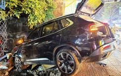 TP.HCM: Ô tô tông liên hoàn rồi lao vào nhà dân, cô gái trẻ tử vong