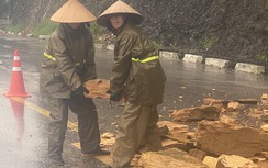 Mưa lớn, đất đá rơi xuống QL8A khiến giao thông bị cản trở