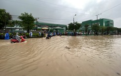 Nước ngập tứ bề, người dân rốn lũ Quảng Nam bất lực đứng nhìn