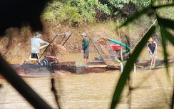 Tàu hết đăng kiểm quần nát sông Ea H’leo