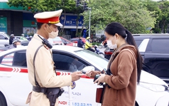 Người đi bộ sai luật ngỡ ngàng vì bị CSGT xử phạt