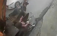 Bé gái 8 tuổi bị máy múc cán tử vong trên đường đi học