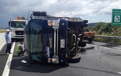 Xe tải nổ lốp lật ngang trên cao tốc Phan Thiết - Dầu Giây