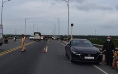 Ô tô lấn trái trên cầu Hàm Luông, hất một người văng xuống sông mất tích