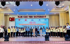 Sinh viên Trường Đại học Nam Cần Thơ tưởng niệm các nạn nhân tử vong vì tai nạn giao thông