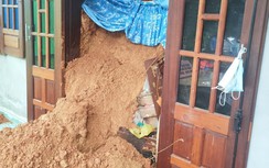 Nỗ lực giải cứu cặp vợ chồng bị vùi lấp do đất đá sạt lở