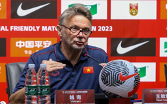 HLV Troussier chơi đòn tâm lý trước trận gặp Philippines tại vòng loại World Cup