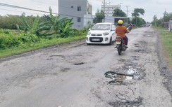 Quốc lộ 30 qua Đồng Tháp xuống cấp, nhà thầu chờ tạnh ráo để dặm vá